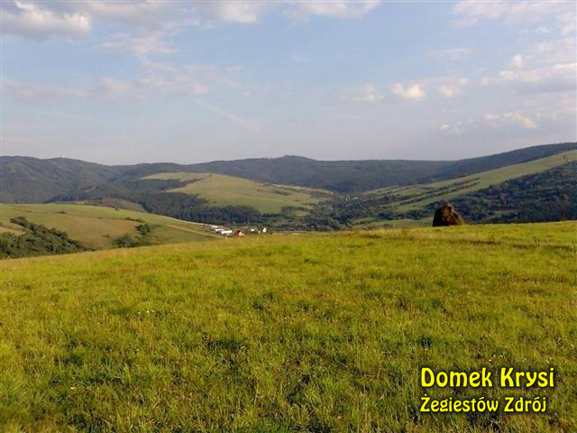 Widok z polany nad Żegiestowem na Dolinę Popradu i Beskid po stronie słowackiej. Takie widoki sa na szlakach turystycznych, licznie odwiedzanych przez gości wypoczywających w Beskidzie Sądeckim.